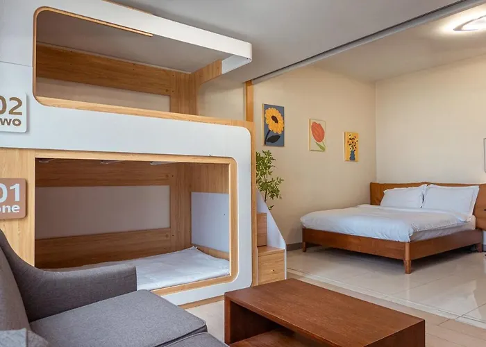 Uptown Bgc Spacious Unit - 1 Queen Bed And Bunkbed *