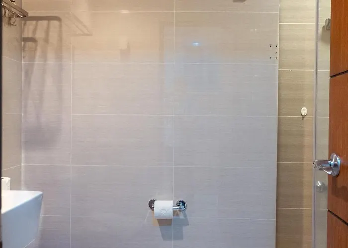 Apartamento Uptown Bgc Spacious Unit - 1 Queen Bed And Bunkbed Manila